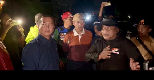 Ratusan Rumah Terendam, Brimob NTB Pimpin Tim SAR Evakuasi Lansia dan Anak-anak