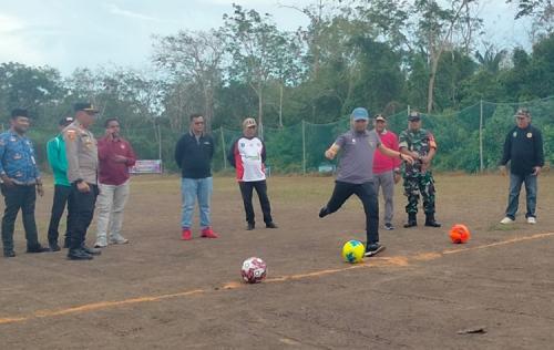Desa Pematang Duku sebagai Tuan Rumah pada Turnamen Bola Kaki Rayon Bengkalis Timur Resmi dibuka Camat Bengkalis