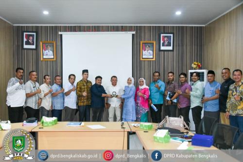 Pansus DPRD Bengkalis Tegaskan Penguatan Adat dalam Pembangunan Daerah Pada Pertemuan bersama Dinas Kebudayaan Riau