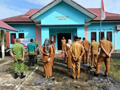 Pengarahan Senin Pagi Oleh Plt Sekretaris Desa Bapak Samsir